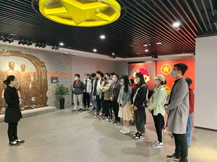 大廳里站著一群人

描述已自動生成