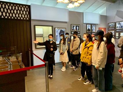 一群人站在室內

描述已自動生成